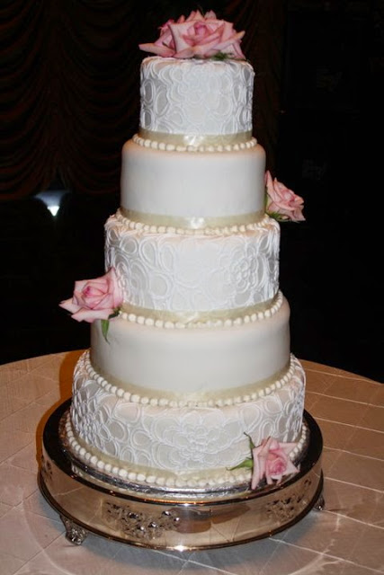 wedding-cake-with-roses