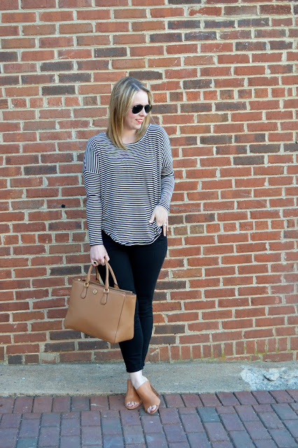 striped-tee-black-jeans-outfit