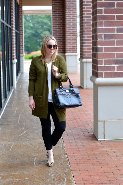 black-jeans-green-cardigan-outfit