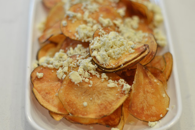 homemade-potato-chips-blue-cheese