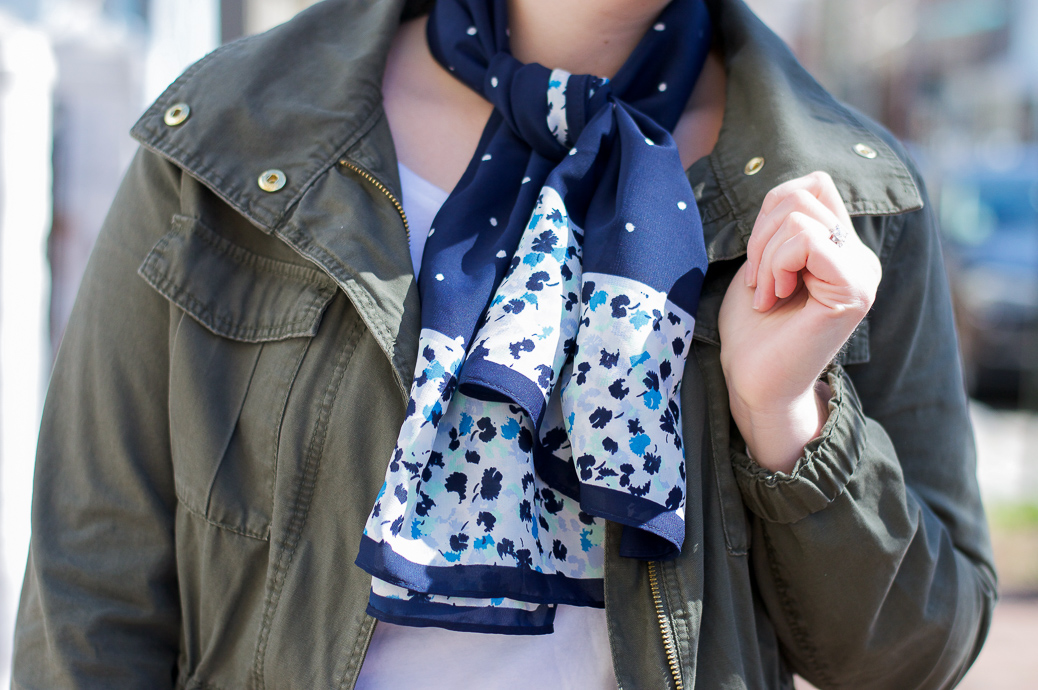 Modern silk scarves to upgrade your outfit - une femme d'un certain âge